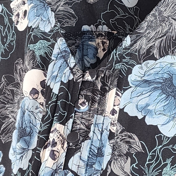 Torrid women size 3 ( 22-24) pintuck button front blouse Skull Floral - Picture 4 of 15